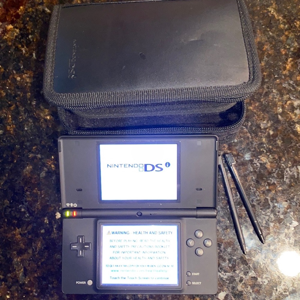🚨SALE🚨⭐️NINTENDO⭐️ DSi in Matte Black with Case, 2 Extra Styluses, & 12 games